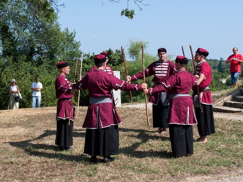 Kapos Barantások táncolnak a Szent Jakabi romoknál