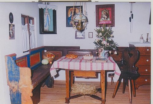 Karácsonyi feldíszített falusi szoba