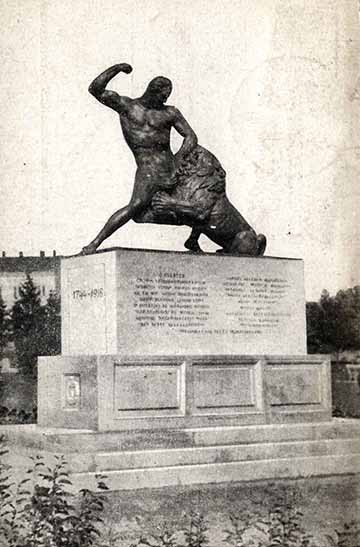 A 44-es gyalogezred emlékműve Az 1932-ben felavatott „oroszlános” szobor a vasútállomás közelében áll, ahonnan sok ezer baka indult a harctérre