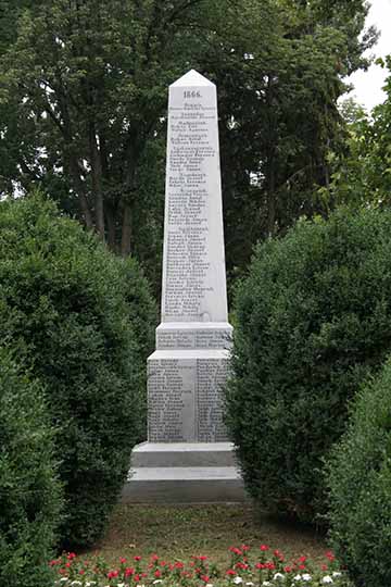 A A „rosseb”-ezred 1872-ben felállított emlékoszlopa utóbb Kaposvár legszebb parkjában, a Berzsenyi parkban talált méltó helyet